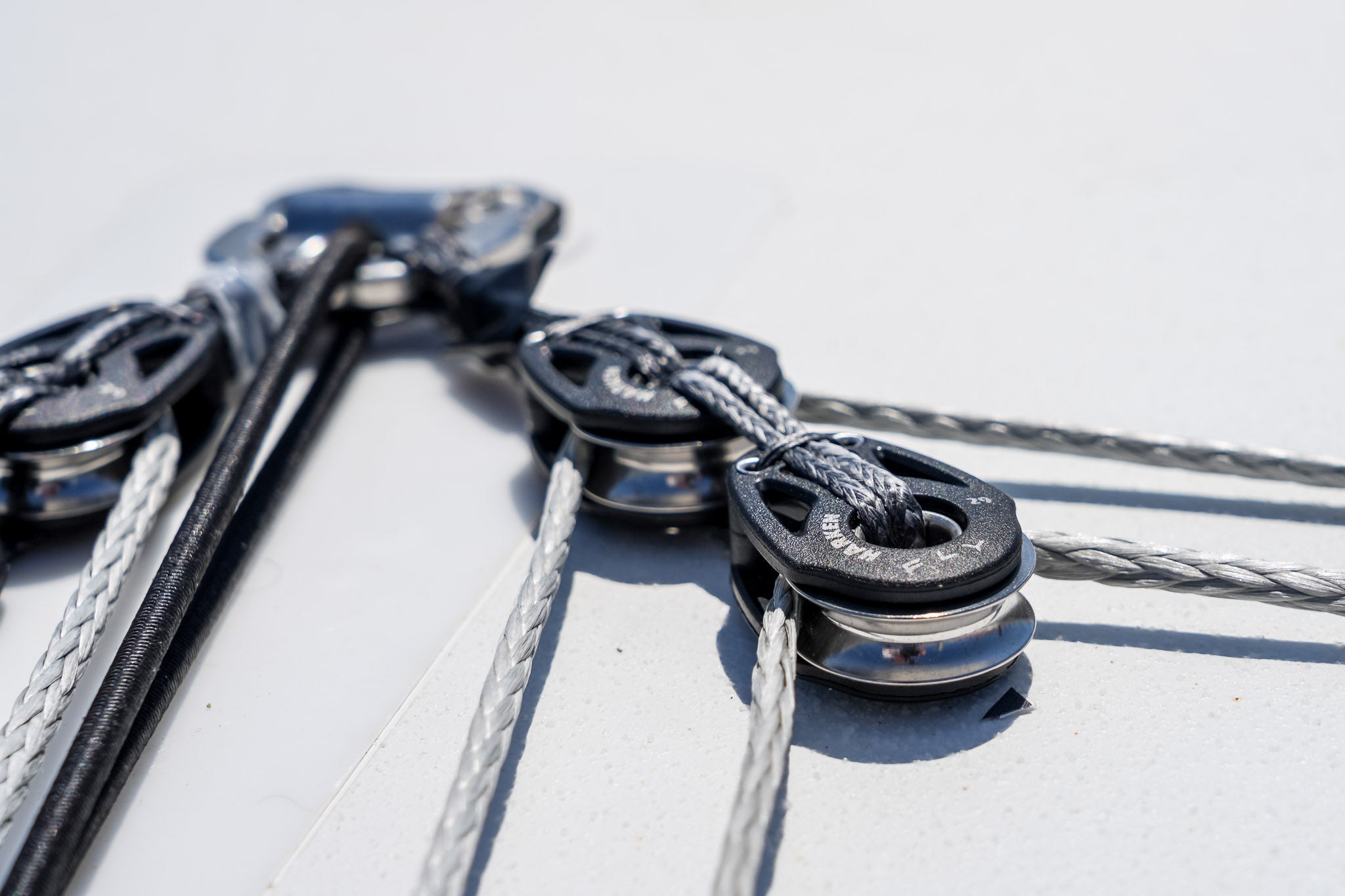 Manilha Tradicional vs. Fixação por Cabo (Soft-Attach) – Qual a Melhor Opção para Seus Moitões?