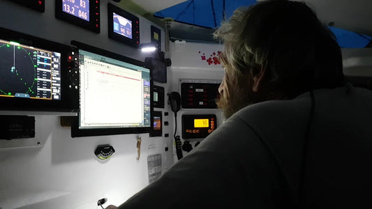 Radar para Velejadores: Por Que Ele é Essencial (Além de Evitar Colisões)